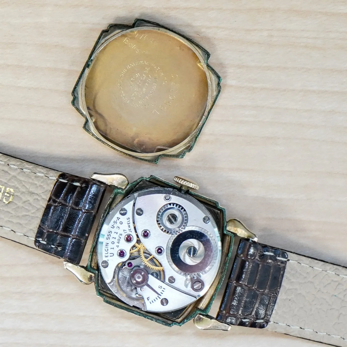 1947 ELGIN De Luxe Watch Durapower 17 Jewels Grade 555 Wristwatch 10K GF Fancy Case