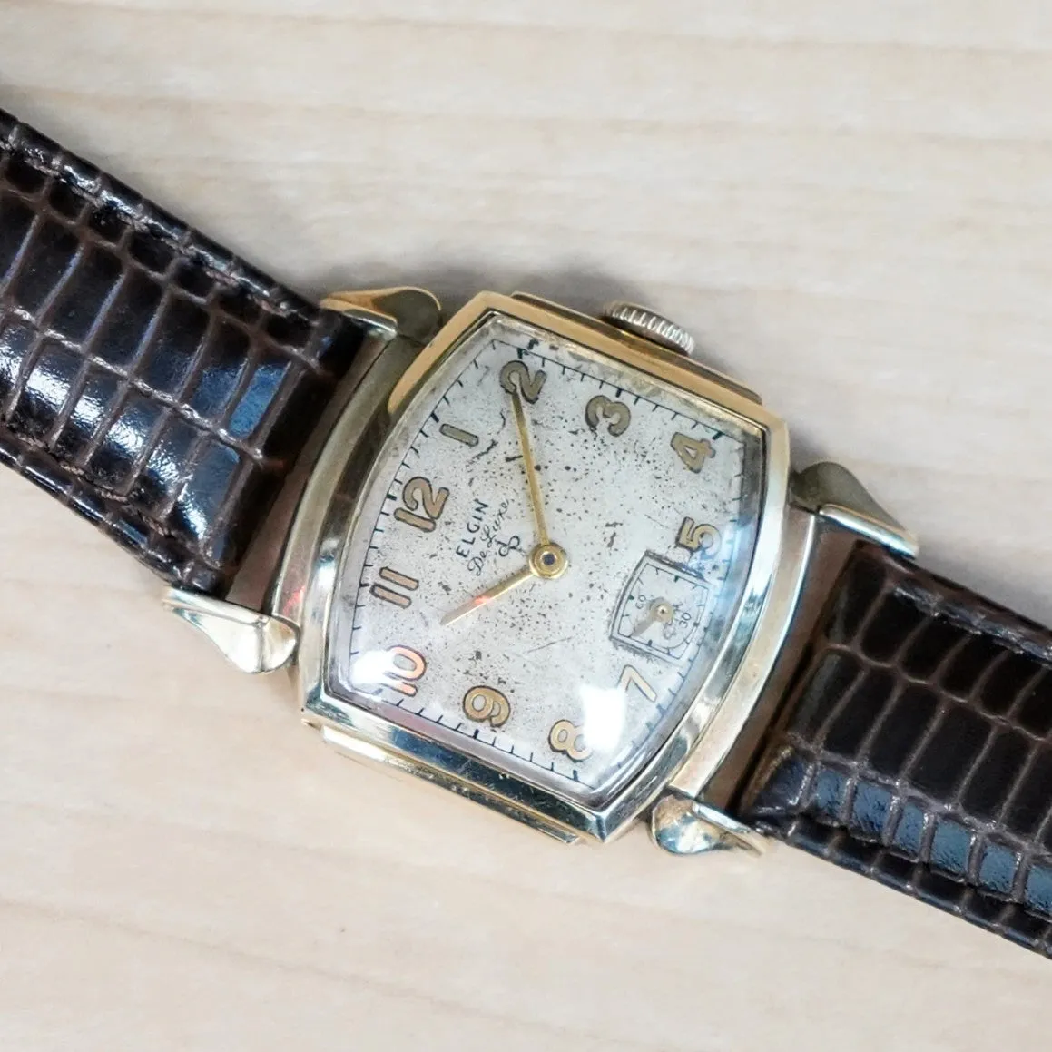 1947 ELGIN De Luxe Watch Durapower 17 Jewels Grade 555 Wristwatch 10K GF Fancy Case