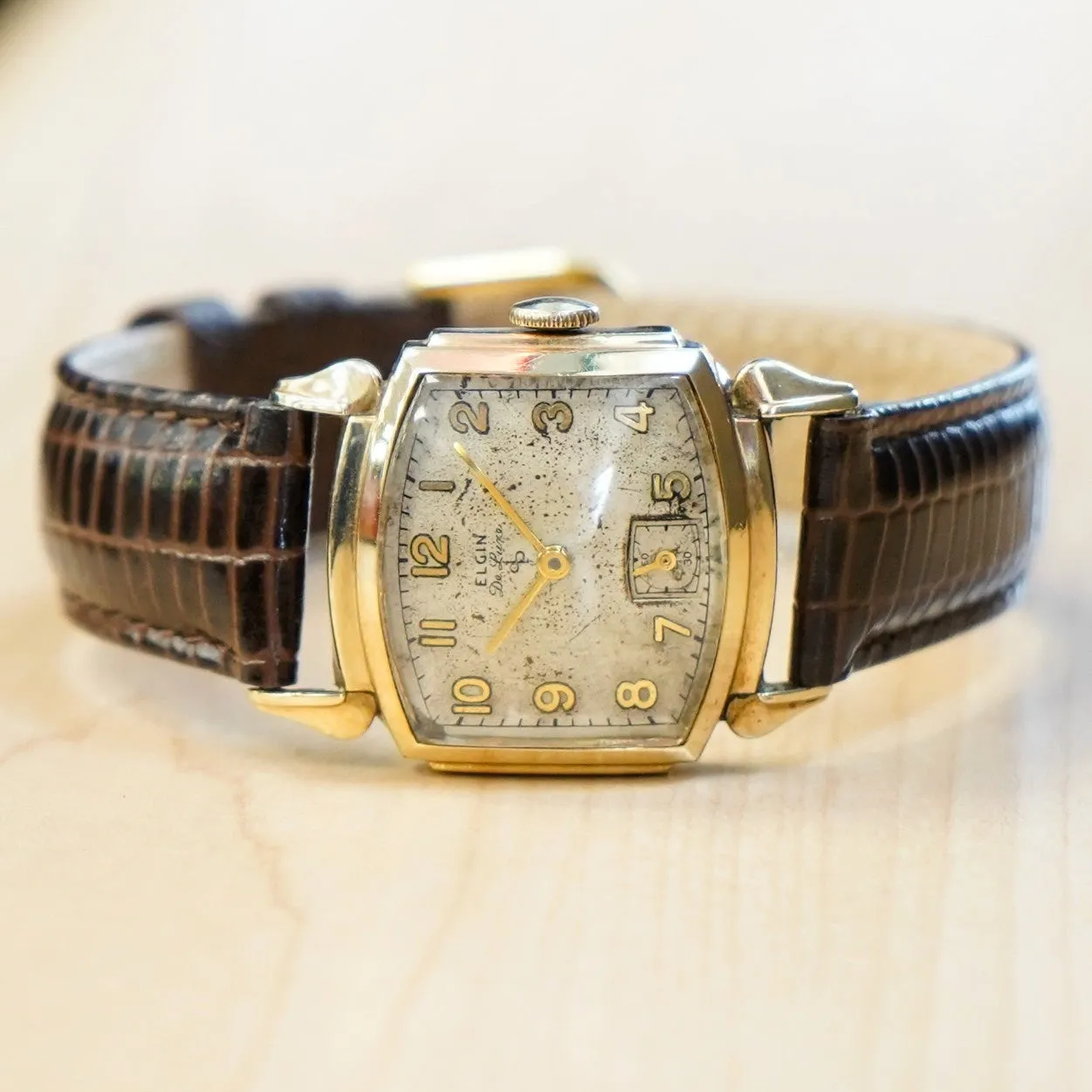 1947 ELGIN De Luxe Watch Durapower 17 Jewels Grade 555 Wristwatch 10K GF Fancy Case